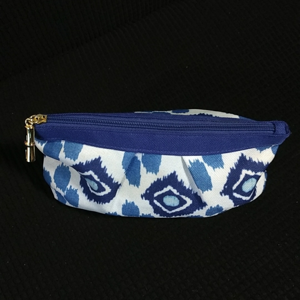 Estee Lauder make up bag with sleep mask and clay renewal mask